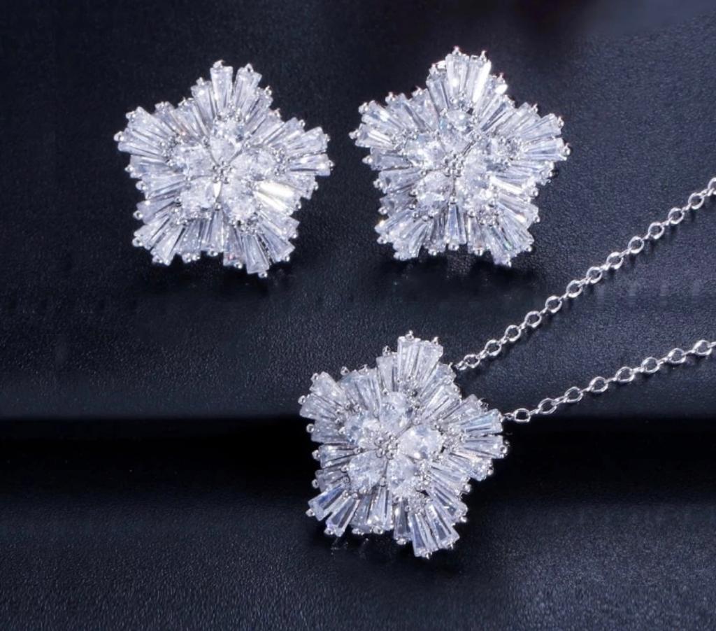 Crystal Star Necklace Set in Emerald Green Stone