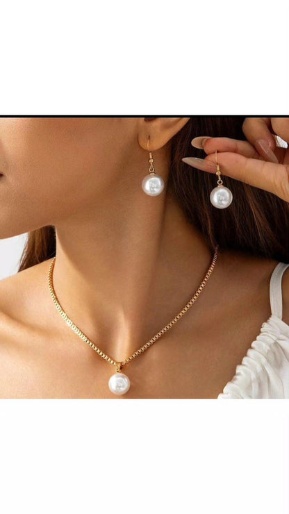 Gold plated pearl necklace set