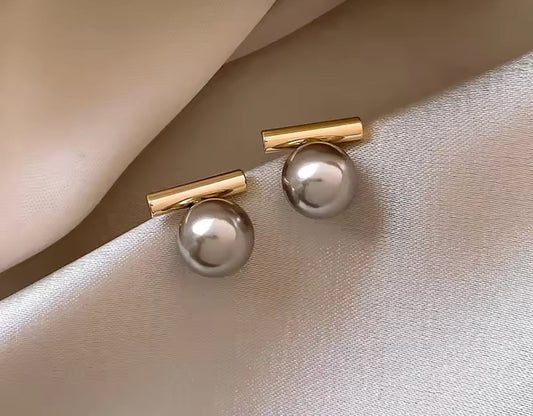 Pearl studs