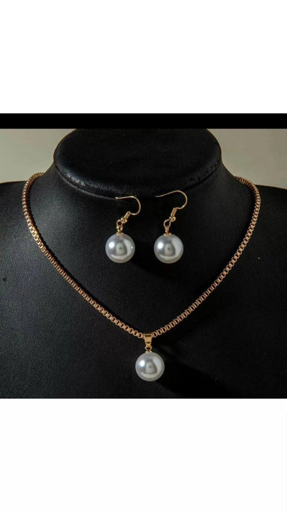 Gold plated pearl necklace set